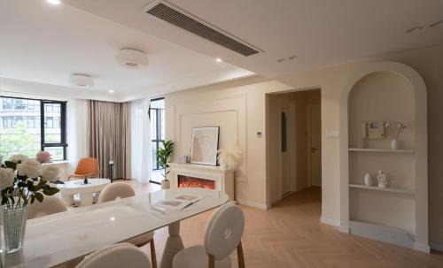 Eastern Hub - Bund Branch Xintiandi and People's Square 3-Bedroom Apartment in Huangpu beautiful Garden