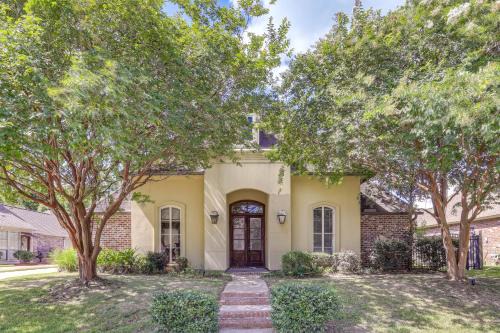 Easy Access to I-10 Family Home in Prairieville!