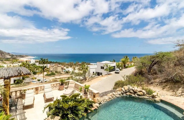 Easy access to South Palmilla beach