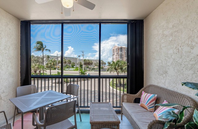 ☀️Easy Beach Access | Great Amenities | Santa Maria 104- The Sunnyside☀️