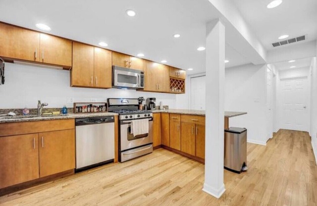 Easy city living 2 bed 2 bath with private patio