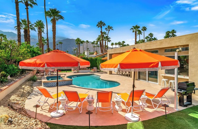 Eat Play Love – Designer Palm Springs Home with Pool, Mountain Views, Games & Outdoor Dining