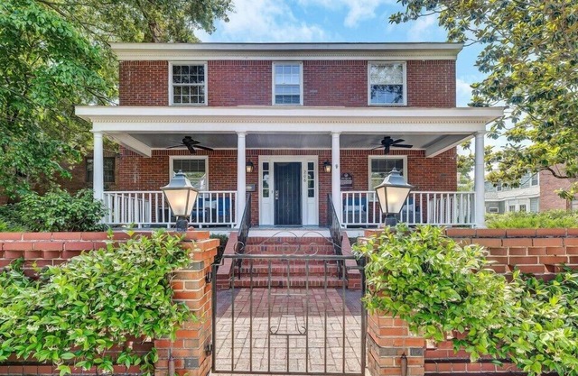 Ebert-Artis Cottage - Heart of Downtown