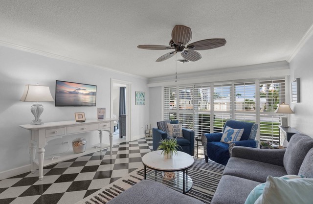 Eclectic Cottage Condo Steps to Lido Beach & St. Armand's, Heated Pool, Spa, & Parking Included!