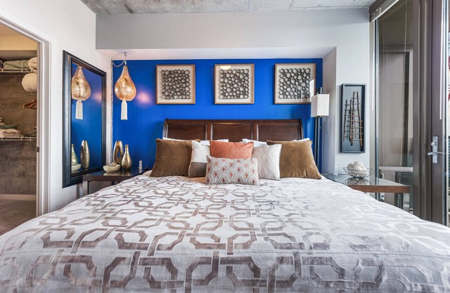 Eclectic High Rise| King Bed| Coffee Shop| Fast Wifi
