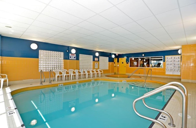 Econo Lodge Inn & Suites University