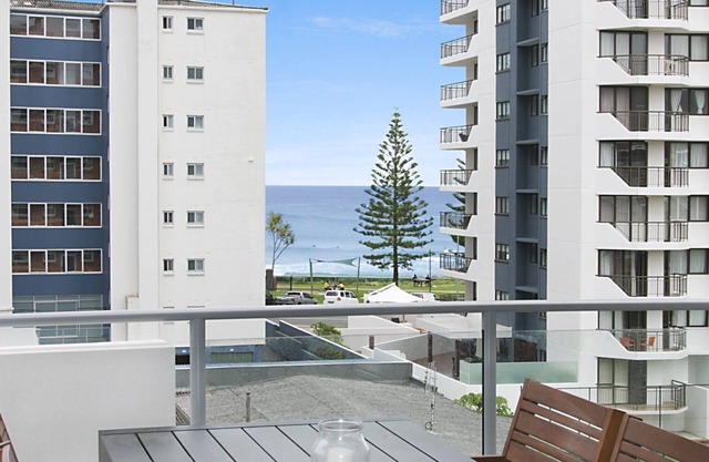 Eden Apartments Unit 502 Modern apartment easy walk to Twin Towns Services club, Wi-Fi Inc.