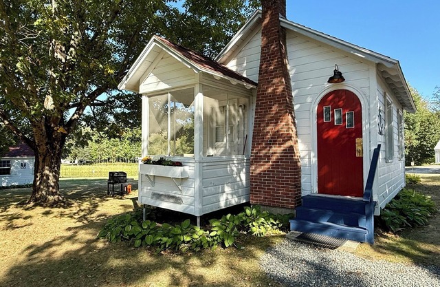 Eden Village Cottage 6 in Bar Harbor, minutes to Acadia & Downtown, Sleeps 6.