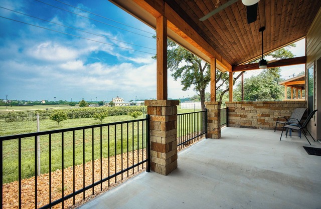 Edge of Main 1- Vineyard Views!
