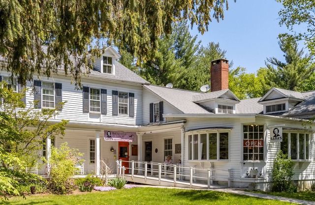 Egremont Village Inn & Robin’s Retreat by AvantStay | Pub/Live Music & Farm!