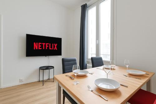 Eiffel Tower 2 Heart of Paris-1BR-4P with NetFlix