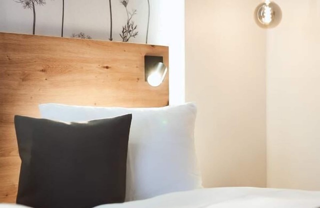 Ein-raum-appartement mit Frühstück und Balkon