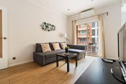 Eixample Ac, Sunlit Balcony & Prime Location