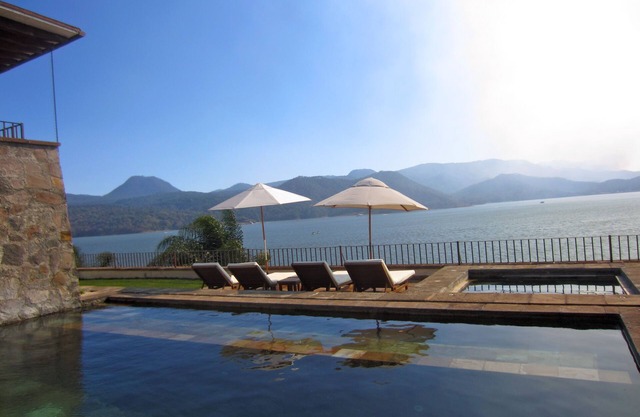 El Beneficio, esplendida villa a la orilla del lago, extraordinaria ubicación