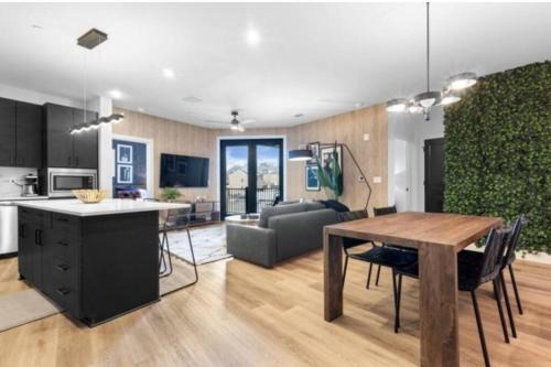 Electric - Odyssey -Top Floor West End 2 Bedroom - Minutes to Broadway