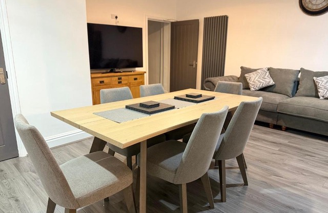 Elegance meets Comfort Free Parking Wifi Netflix and Ensuite Bathrooms