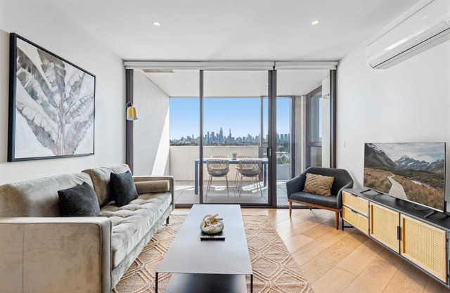 Elegant 2-Bed Apartment With Expansive City Views