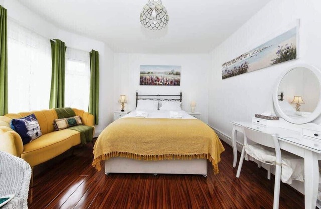 Elegant 3-Bedroom London Home with Amenities