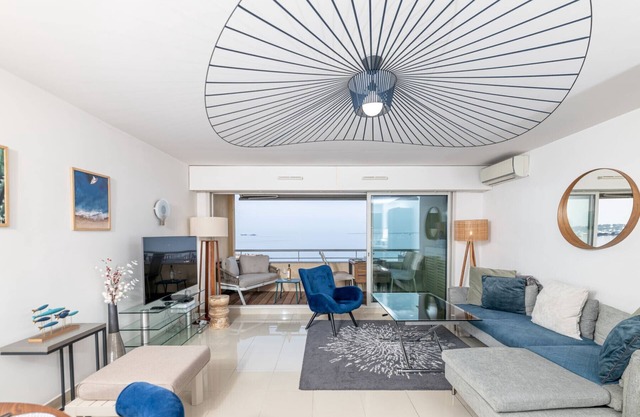 ELEGANT 3 PIECES EN FRONT DE MER A JUAN LES PINS