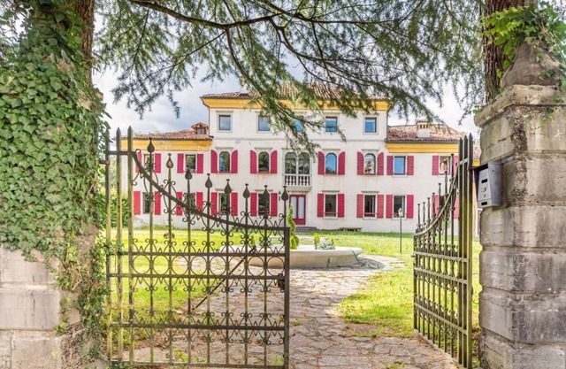 Elegant 350 sqm apartment for 6 people, located on two levels of a historic 18th century villa. The villa, with fine furnishings and frescoed galleries, will enchant you with its rooms, where history and comfort blend to give you an unforgettable experie