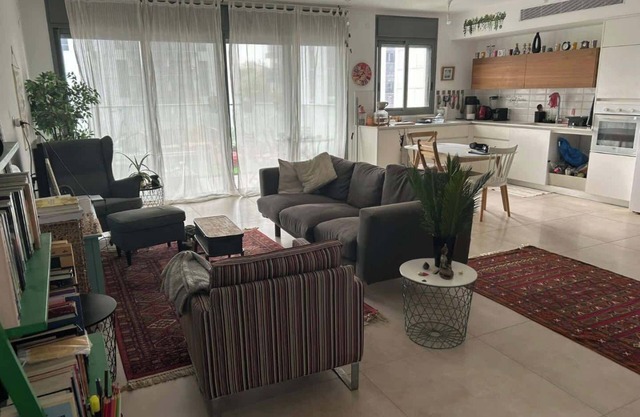 Elegant 4-Bedroom Apartment In Herzliya
