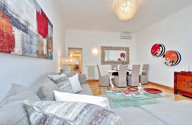 Elegant apartment with 3 bedrooms 3 bathrooms Piazza del Popolo