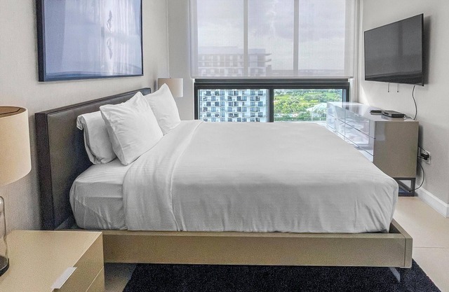 Elegant Doral Getaway: 2BR Luxury