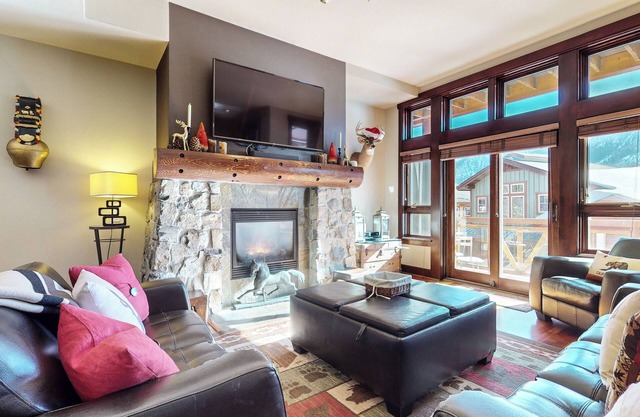 Elegant Home, Hot Tub & Garage. Serene Location near Biking & Walking Trails