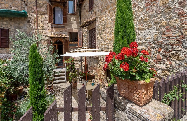 Elegant house with garden in Val d'Orcia