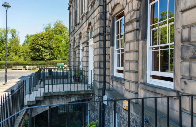 Elegant Large One Bedroom Raised Ground Floor Flat with Secure Entry and WiFi