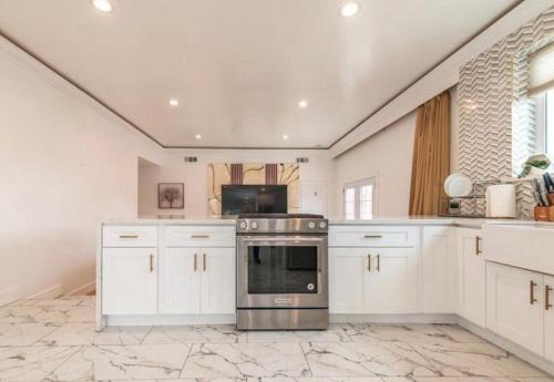 Elegant Living Private Room in Modern Home 9