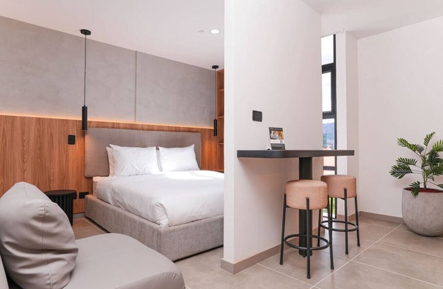 Elegant Stay – 1BR Poblado Apt w/Cowork & Jacuzzi