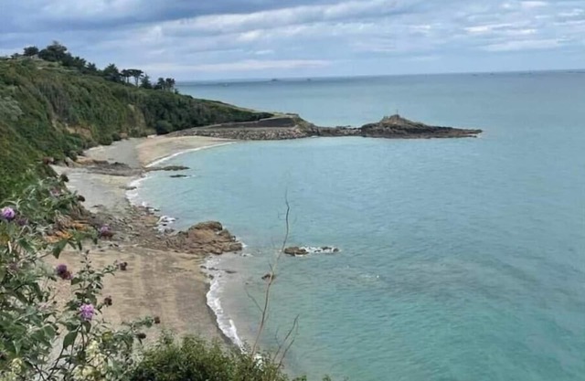 Elegant T3 outbuilding with sea view and direct GR34 access - Coastal escape guaranteed!