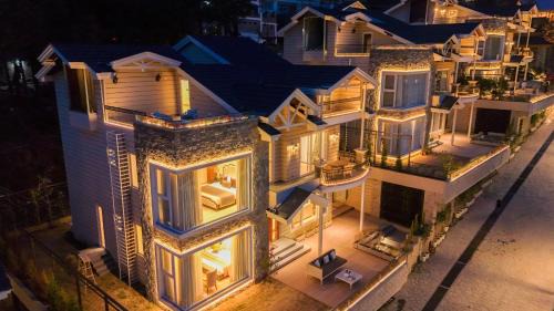 ELIVAAS privé The Royce Orchid 4 BHK Hilltop Villa With Jacuzzi, Steam Room, Private Pool & Hill Views