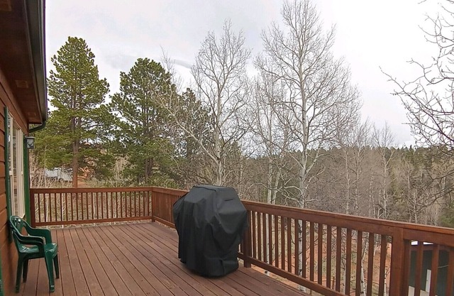 Elk Valley Retreat- Secluded Cabin with Views, multiple decks,