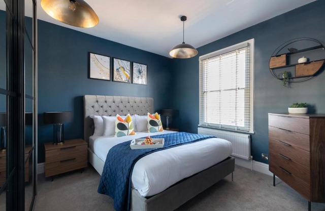 Elliot Oliver - Laverham House - Stunning 6 Bedroom Regency House With Parking