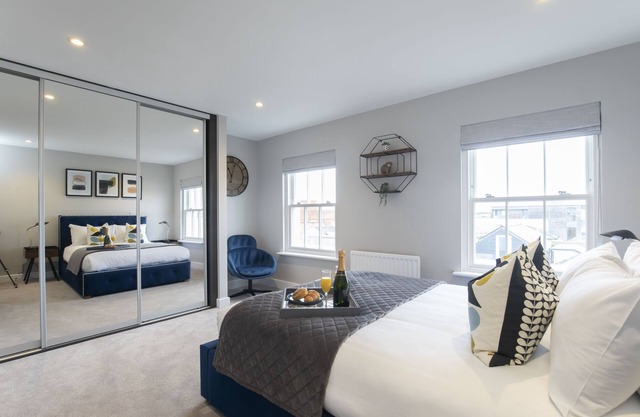 Elliot Oliver - Luxury 3 Bedroom Town Centre Apartment With Parking