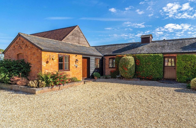 Elm End Cottage - Single-Storey Farm Retreat