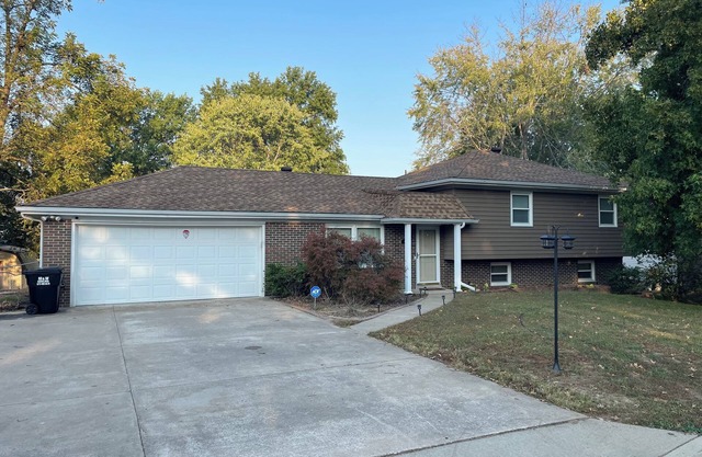 Elm Tree Oasis, 3-bedroom house in charming Jefferson City with AC, WiFi.