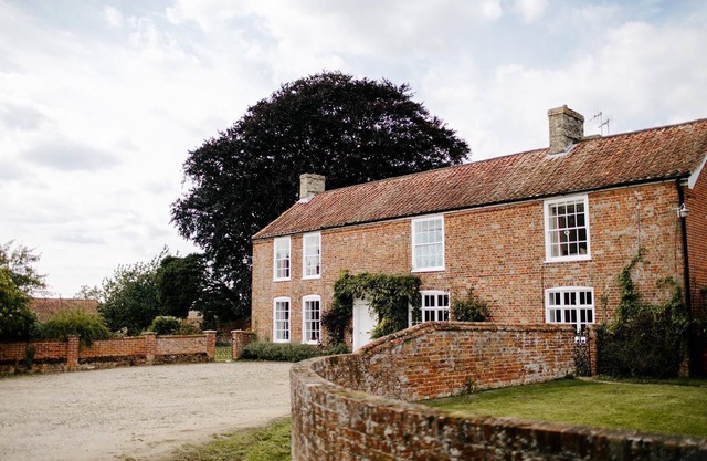 Elms Farmhouse - sleeps 19 guests in 8 bedrooms