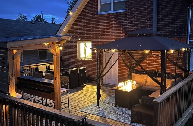 Elmwood Coast&Hearth Retreat- Large Deck + Bar + Firepit 5 min walk to the beach