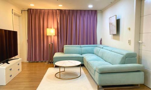 Empty Fill 8 minutes by subway