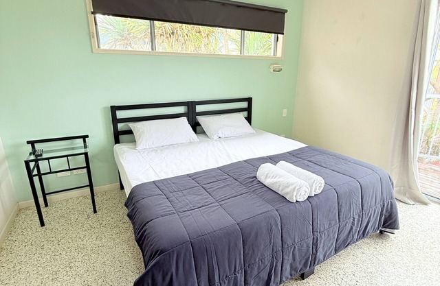 Emu Park Beach Resort, Queen Room with balcony for 2 Guest