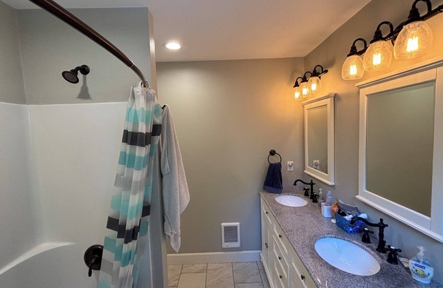 En-Suite Guestroom, Separate Entry — Hosts On-Site