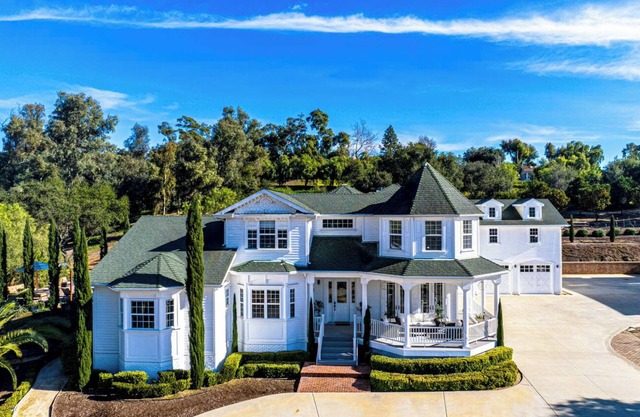 Enchanted Estate with Pool, Spa, Slide, Sauna in your own 4-Acre Park