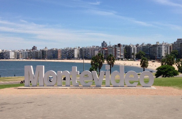 Enchanting apartment with AC and balcony in Montevideo.