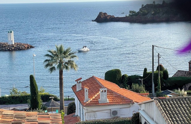 Enchanting beach house in Théoule-sur-Mer directly on the Plage de la Figueirette