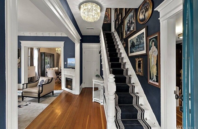 Enchanting & Modern Victorian with Backyard - Pet & Family Friendly!