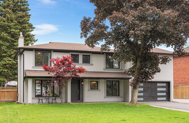 Endless Comfort Awaits In This Poolside Hideaway!nTranquility meets convenience!