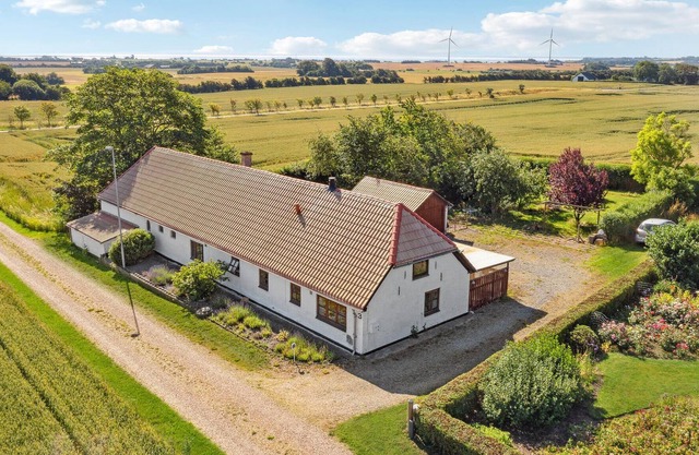 Enjoy a great vacation in a quiet location in the inviting vacation home.